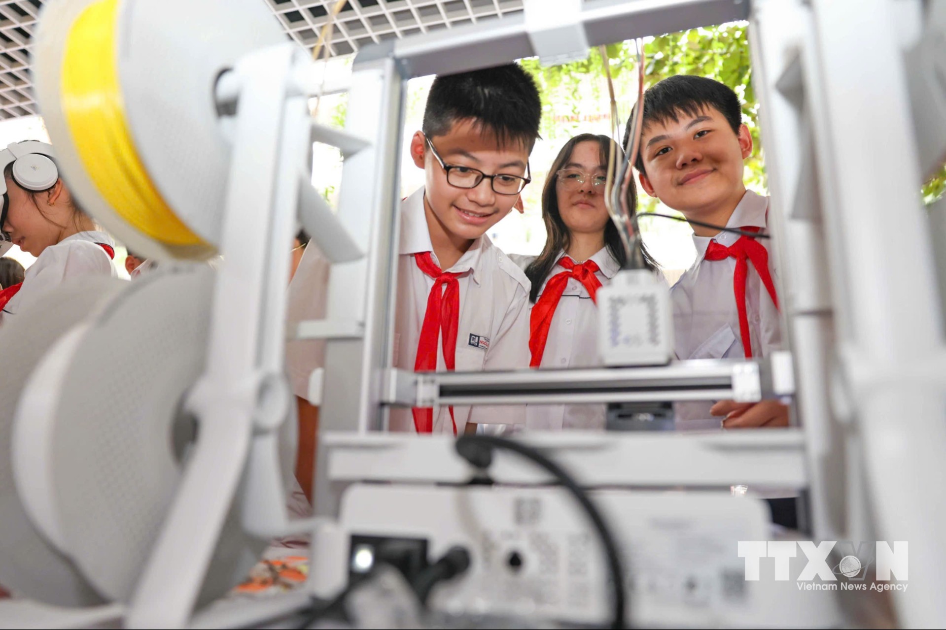 Học sinh hào hứng trải nghiệm “Không gian học tập số”. (Ảnh: Thanh Tùng/TTXVN)